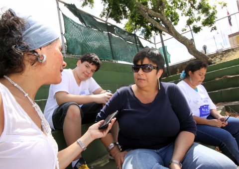 Ana Beatriz Fernández entrevista a Ileana Chacón. Foto: Katya Alvarado